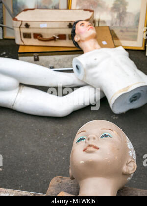 Kind und Teile der männlichen Mannequin in Lane verkauf Auktion, Leith, Edinburgh, Schottland, Großbritannien Stockfoto