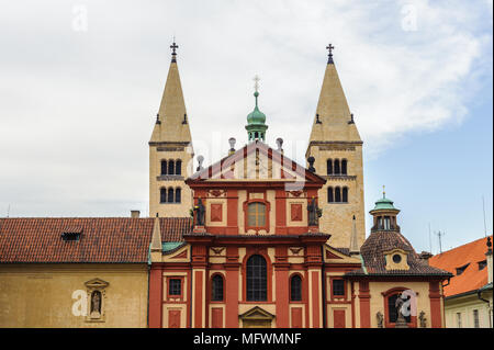 St. George's Basilika, ist das älteste erhaltene Gebäude der Kirche innerhalb der Prager Burg, Prag, Tschechische Republik. Stockfoto