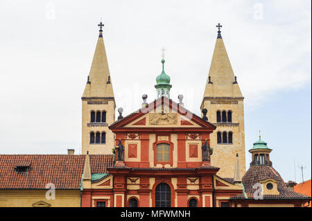 St. George's Basilika, ist das älteste erhaltene Gebäude der Kirche innerhalb der Prager Burg, Prag, Tschechische Republik. Stockfoto