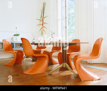 Verner Panton roten Stühlen mit ovalen Holztisch in modernen Speisesaal Stockfoto