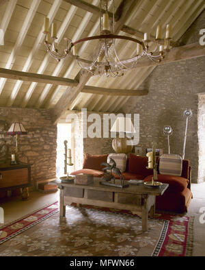 Tisch vor einem Sofa im Landhausstil Wohnzimmer Stockfoto