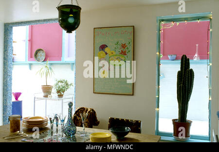 Eklektische Esszimmer mit Esstisch und Stühlen, sonnigen Fenster und eine Tür zu einem angrenzenden Raum. Stockfoto