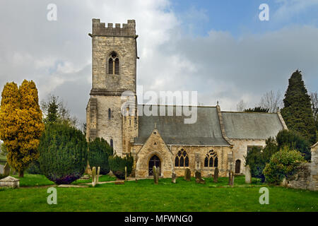 Der hl. Johannes der Täufer Kirche unter Denkmalschutz in Kirkby Wharfe, North Yorkshire. Es wurde 1170 erbaut, aber stark im Jahre 1860 restauriert. Stockfoto