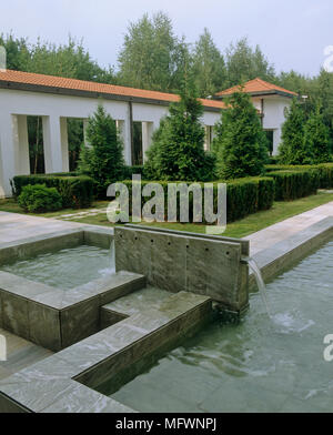Äußere der Villa und Garten mit Wasser in Teich fließt Stockfoto