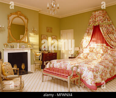 Doppelbett mit Bettwäsche mit Blumenmuster in luxuriösen Schlafzimmer Stockfoto