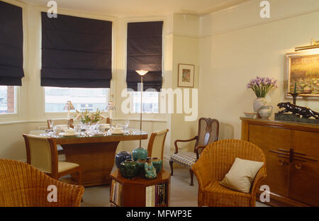 Holz- Tisch für das Abendessen im Erker des Retro Stil Zimmer einstellen Stockfoto