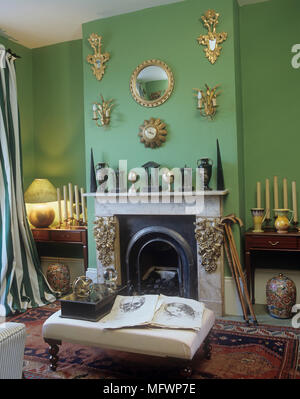 Wandleuchten und Spiegel über dem Kamin im opulenten Speisesaal mit