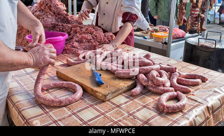 Der Metzger macht hausgemachte Wurst in der Open Air in traditioneller Weise. Stockfoto