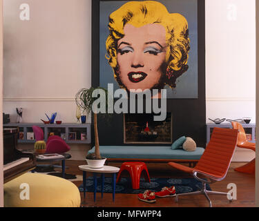 Wohnzimmer mit Andy Warhol Siebdruck Marilyn Monroe über dem Kamin Stockfoto