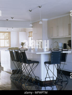 Metall Stuhl am Frühstücks-Bar in große, offene Küche, Essbereich mit