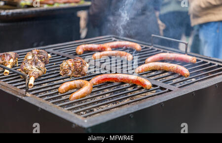 Grill mit lecker Fleisch und Würstchen auf dem Grill im Freien Stockfoto