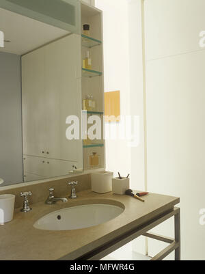 Modernes Bad mit großem Spiegel über dem Waschbecken aus Marmor oval Oberfläche ab. Stockfoto