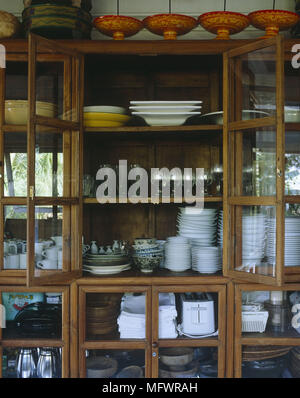 Sammlung von Geschirr und Glaswaren in Glasfront Schrank Stockfoto