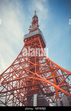 Tokyo Tower auf einem blauen Himmel Hintergrund, Japan Stockfoto