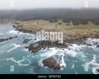 Die kalte, nährstoffreiche Wasser des Pazifischen Ozeans Waschen gegen den felsigen und landschaftlich sehr reizvollen Norden Kaliforniens Küste in Sonoma. Stockfoto
