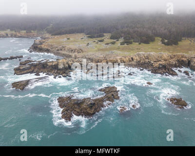 Die kalte, nährstoffreiche Wasser des Pazifischen Ozeans Waschen gegen den felsigen und landschaftlich sehr reizvollen Norden Kaliforniens Küste in Sonoma. Stockfoto
