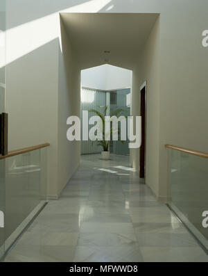Blick auf einen schmalen Korridor in Marmor gefliest Stockfoto