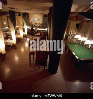 Blick auf ein gut eingerichtetes Restaurant mit einen Billard-Tisch Stockfoto