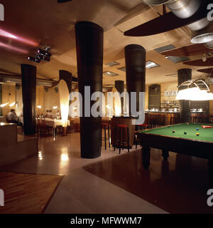 Blick auf ein gut eingerichtetes Restaurant mit einen Billard-Tisch Stockfoto