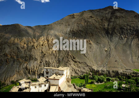 Blick auf das wunderschön gelegene buddhistische Kloster im Gästehaus Dorf im Hintergrund eine sehen die Berge Ladakh ist die Beautifu bewundern Stockfoto