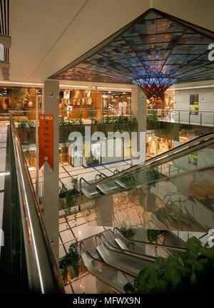Blick auf Rolltreppen in einem großen Einkaufszentrum Stockfoto