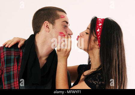 Unersättlichen hübsche Brünette Mädchen küsse Diebstahl von Ihrem Freund Stockfoto