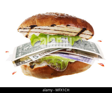 Hamburger mit Geld, als Füllung, Dollar, Euro, Pfund und Rubel auf weißem Hintergrund Stockfoto