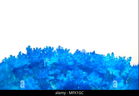 Extreme Nahaufnahme blau crystall von chalcanthite über Weiß Stockfoto