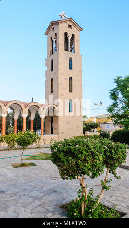 Kirchturm der Kirche des Heiligen Nektarios. Faliraki Rhodos Insel. Griechenland Stockfoto