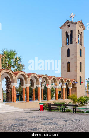 Kirchturm der Kirche des Heiligen Nektarios. Faliraki Rhodos Insel. Griechenland Stockfoto