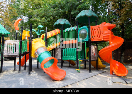 Kinderspielplatz im Stadtpark. Ein moderner Spielplatz in der Stadt Stockfoto
