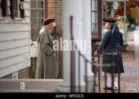 Herr in Kleidung des 18. Jahrhunderts auf Herzog von Gloucester St., Colonial Williamsburg Virginia Stockfoto