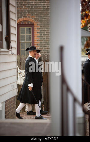 Herr in Kleidung des 18. Jahrhunderts auf Herzog von Gloucester St., Colonial Williamsburg Virginia Stockfoto