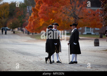 Herr in Kleidung des 18. Jahrhunderts auf Blick von Gloucester St., Tonio Williamsburg, VA Stockfoto