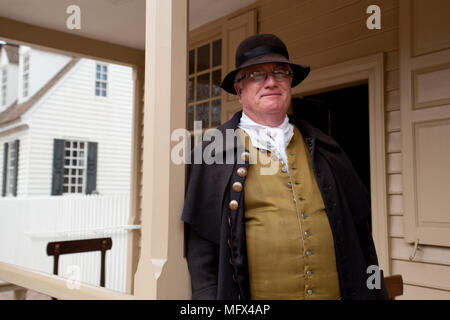 Bildnis eines Herrn in frühen amerikanischen Kostüm in Colonial Williamsburg Virginia gekleidet Stockfoto