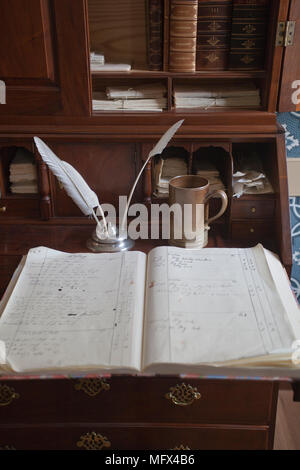 Noch immer leben eines antiken Schreibtisch mit Federkiel und Tinte Keramik Becher und Journal. Stockfoto