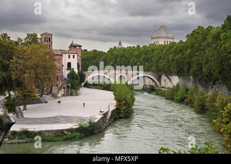 Tiberinsel (Isola Tiberina) und eine alte Brücke über den Tiber. Rom, Italien Stockfoto