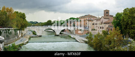 Tiberinsel (Isola Tiberina) und Cestio Brücke (Ponte Cestio) über den Tiber. Rom, Italien Stockfoto