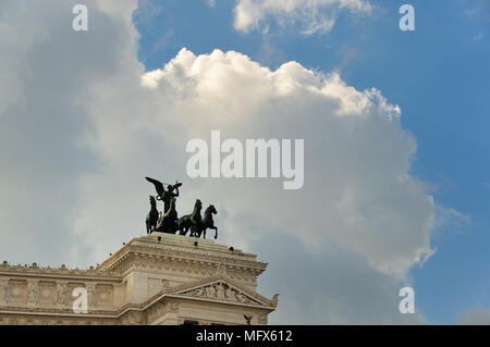 Göttin Victoria Reiten eine Quadriga. Denkmal für Vittorio Emanuele II. Rom, Italien Stockfoto