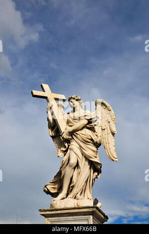 Engel mit Kreuz, von Ercole Ferrata, Ponte Sant'Angelo in Rom. Italien Stockfoto