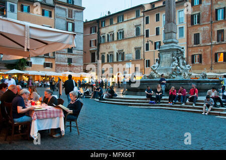 Piazza della Rotonda mit Touristen zum Pantheon bewundern. Rom, Italien Stockfoto