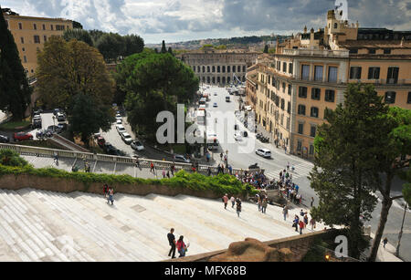 Das Theater von Marcellus, Via del Teatro di Marcello und die Treppen zu den Kapitolinischen Hügel und die Kirche von Ara Coeli. Rom, Italien Stockfoto