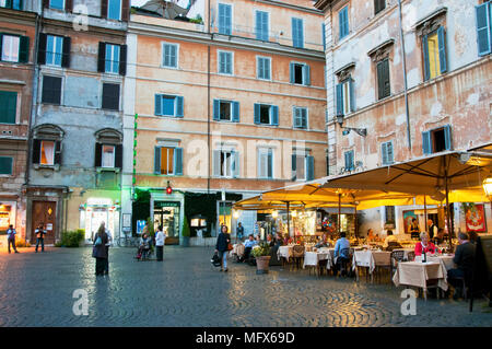 Piazza Santa Maria in Trastevere in der Abenddämmerung. Rom, Italien Stockfoto