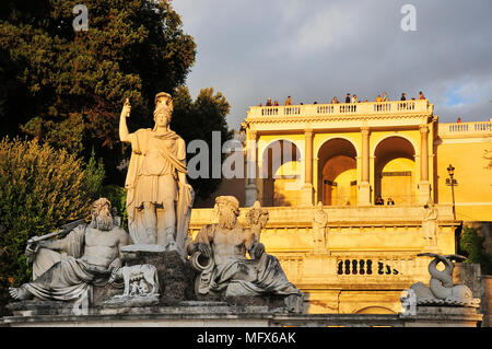 Brunnen der Göttin Roma (Fontana della Dea di Roma) und Terrazza del Pincio auf dem Pincio. Piazza del Popolo, Rom. Italien Stockfoto