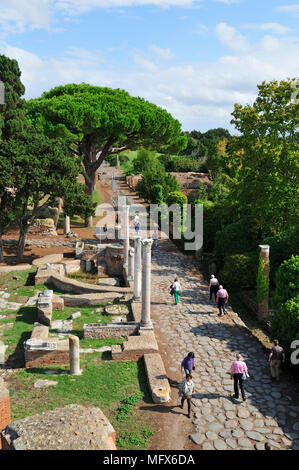 Der Decumanus Maximus ist die Hauptstraße von Ostia Antica. An der Mündung des Flusses Tiber, der römischen Hafenstadt Ostia war vor zweitausend Jahren. Italien Stockfoto