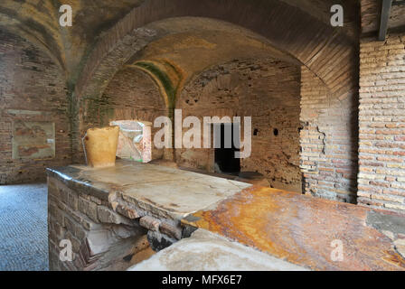 Das Thermopolium vor dem Haus von Diana. Das Thermopolium war eine antike römische Café, in dem heißen Wein mit Honig und etwas Essen waren, Ostia Stockfoto