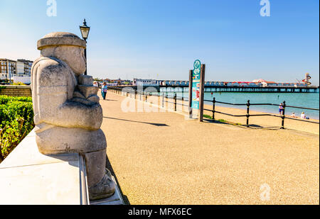 Statue aus Blick auf das Meer an der Promenade in Herne Bay, Kent Stockfoto