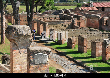 Römische Häuser entlang der Cardo degli Aurighi. An der Mündung des Flusses Tiber, der römischen Hafenstadt Ostia war vor zweitausend Jahren. Italien Stockfoto