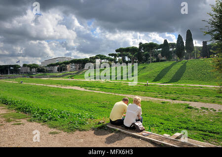 Circus Maximus, nun einen öffentlichen Bereich, 621m Länge und 118 m Breite, und könnte mehr oder weniger 150.000 Zuschauer Platz. Rom, Italien Stockfoto