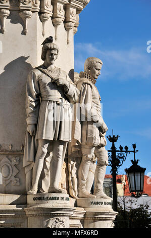 Die portugiesische Dichter Gomes Eanes de Azurara und Vasco de Mouzinho Quebedo. Camões Square. Lissabon, Portugal Stockfoto